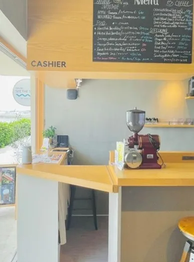 SEE THE SEAの店内カウンターとメニューボード｜特製タコライスのご注文場所