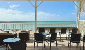 沖縄・瀬長島ウミカジテラス SEE THE SEA select & resort のテラス席から望む慶良間の海