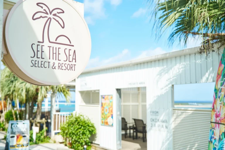瀬長島ウミカジテラスのSEE THE SEA select & resortの看板と、その奥に広がる海